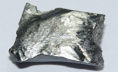 動(dòng)力鋰離子電池：產(chǎn)能過剩 補(bǔ)貼退坡促降成本 電化學(xué)儲能&鐵塔基站帶來巨大需求